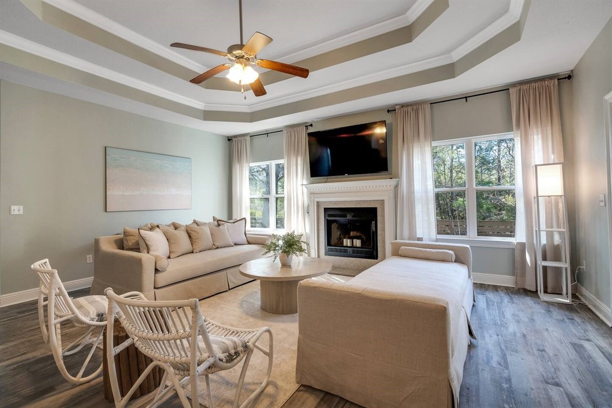 December in Santa Rosa Beach is a masterpiece of festive lights shimmering against coastal architecture. As the final countdown to the Holiday Season begins, the desire to create a flawless, welcoming sanctuary for family and guests becomes paramount. This is the moment when the true value of a professional deep clean reveals itself—not as a chore, but as an art form. It’s the final, transformative brushstroke that brings your entire holiday vision to life. A last-minute deep clean isn't about rushing; it's about a perfectly timed restoration of your home's brilliance. At TileUp, our professional cleaners in Santa Rosa Beach solve the problem of year-end chaos by delivering a serene, impeccably clean environment right when you need it most, allowing you to step into your celebrations with absolute grace.