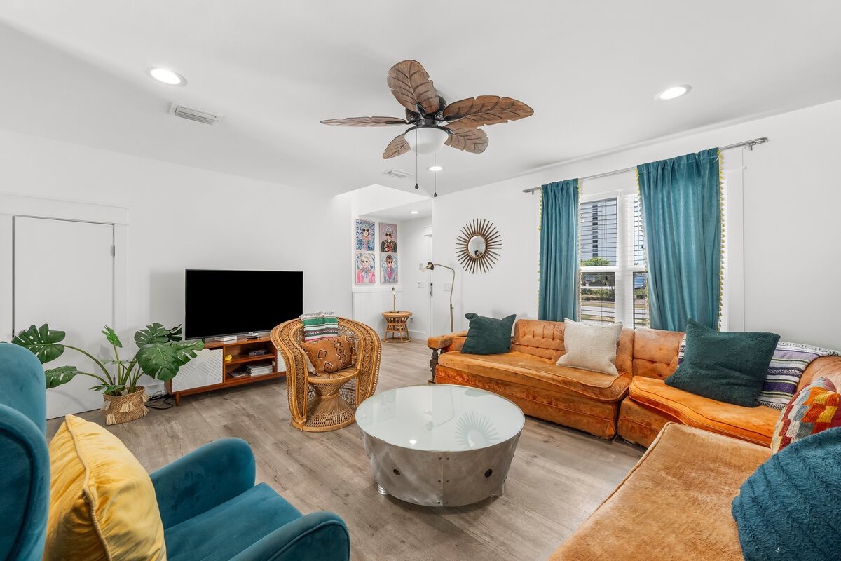 One-Time Clean: The Smart Host’s Guide to a Flawless Home in Panama City Beach This Holiday Season Hosting during the Holiday Season in Panama City Beach is all about creating a relaxed, yet polished, atmosphere. Your guests are here to enjoy the stunning coastal views and the vibrant festive spirit, and your home should be the perfect backdrop for these memorable moments. But between coordinating plans and preparing meals, who has the time for an exhaustive cleaning session? This is where the smart host gains an edge. A professional one-time clean is the strategic solution for achieving a flawless, guest-ready home without the stress. At TileUp, our professional cleaners in Panama City Beach solve the problem of limited time by delivering a targeted, high-impact clean that makes your home shine. It’s the essential final touch that ensures you can host with confidence and ease.